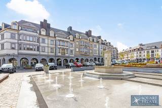 <p><span>Square Estate stelt u dit prachtige, volledig gerenoveerde duplexappartement voor, ideaal gelegen aan de prestigieuze Markt in Wemmel.</span></p><p><span>Het appartement werd volledig vernieuwd en onderscheidt zich door zijn uitzonderlijke renovatieniveau, wat bijzonder zeldzaam is voor appartementen op de Markt, terwijl het tegelijk geniet van een centrale en gegeerde ligging.</span></p><p><span>Het appartement is als volgt ingedeeld: een inkomhal met apart toilet en wasruimte, een prachtige en lichtrijke leefruimte met volledig uitgeruste open keuken, twee ruime slaapkamers die elk beschikken over een eigen badkamer, evenals een terras en een kelder.</span></p><p><span>Daarnaast bestaat de mogelijkheid om, tegen meerprijs, een gesloten enkele garagebox of een dubbele tandemgaragebox aan te kopen.</span></p><p><span>De woning beschikt bovendien over een uitstekend EPC B, dicht bij niveau A, wat garant staat voor zeer goede energieprestaties en een beperkt verbruik.</span></p><p><span>Mis deze unieke kans niet om een uitzonderlijk, volledig gerenoveerd pand te verwerven, ideaal gelegen in de onmiddellijke nabijheid van alle voorzieningen.</span></p><p><span>Voor meer informatie of om eventueel een bezoek in te plannen, kunt u ons contacteren op 02/460.42.01 of via <span>ca@square-estate.be</span></span></p>
