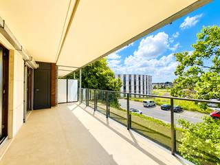 Momenteel worden voor dit gebouw de ZONGERICHTE TERRASSEN uitgebouwd waardoor ze UITZONDERLIJK RUIM genoemd kunnen worden. Dankzij de zuid-oriëntatie geniet u er doorheen de dag van de zon. De €46.000 aan werken voor uitbreiding terrassen en werken aan gevels zijn recent afgerond inbegrepen in de verkoopprijs.<br />Voor het gebouw zijn ook de sanitaire leidingen reeds vervangen en zijn de ramen aan de noordkant reeds vernieuwd met hoogrendementsglas.<br /><br />De mobiscore van 9,0/10 verraadt dat dit appartement zeer centraal gelegen is, met vlotte verbinding naar de snelwegen, station, winkels, scholen,… .<br /><br />Het appartement is ingedeeld in: inkom, gastentoilet, leefruimte met zithoek en eetplaats, uitgeruste keuken, berging met aansluiting voor wasmachine, badkamer (ligbad met douchescherm, lavabomeubel en bidet) en 3 slaapkamers (waarvan 1 met maatkasten als bureel ingericht).<br />Het apaprtement is voorzien van AIRCO. <br /><br />Er is ook plaats in de gemeenschappelijke fietsenberging inbegrepen in de prijs.<br /><br />Aankoop gelijkvloerse garagebox met sectionale poort kan aan €30.000 . <br /><br />Interesse in dit perfect onderhouden 3-slaapkamerappartement op centrale locatie?<br /><br />Contacteer Bonne Vastgoed 7 op 7 voor meer info via 0468/10.40.40 of info@bonnevastgoed.be