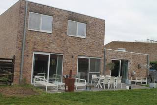 Deze woning ligt aan de stadsrand van Sint-Niklaas naast de site van het nieuwe zwembad.Kindvriendelijke buurt op wandel/fietsafstand van winkels,...