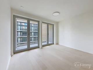 <p>Een stijlvol en energiezuinig appartement (ca. 115 m²) met een ruim terras met prachtig uitzicht op de binnentuin van project Groene Poort. Dit unieke project werd gerealiseerd in 2026 en onderscheidt zich door zijn moderne architectuur en gemeenschappelijke tuin.<br />De inkomhal is voorzien van een vestiaire. De ruime en lichtrijke leefruimte (ca. 40 m²), afgewerkt met keramische tegelparket, geniet van een uitzonderlijke lichtinval en directe toegang tot het zonnige terras. Aansluitend bevindt zich een open, volledig ingerichte keuken met een eiland.<br />Het terras sluit naadloos aan op de leefruimte en keuken en vormt de ideale plek om te ontspannen.<br />Twee volwaardige slaapkamers (ca. 15 m² en 13 m²). De masterbedroom op parket (ca. 15 m²) met een ensuite badkamer, uitgerust met een badkamermeubel, en inloopdouche, alsook ensuite een dressingruimte. Daarnaast heeft de tweede slaapkamer (ca. 13m²) alsook een individuele douchekamer.<br />Verder is er een praktische berging met aansluiting voor een wasmachine en apart toilet met handenwasser. Fietsenberging voorzien.<br />Het appartement is nieuw geschilderd, beschikt over de nodige gordijnen en verlichting. Een ondergrondse autostaanplaats is beschikbaar aan € 125.<br />Dit unieke complex biedt een gemeenschappelijke tuin en event ruimte. Beschikbaar 15 aug.</p>