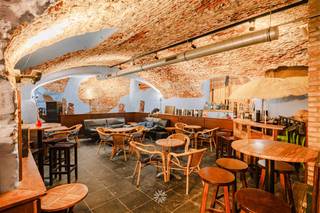 <p><span>GENT CENTRUM - Uniek en veelzijdig handelspand op toplocatie</span></p><p><span> </span></p><p><span>Pièce unique</span></p><p><span> </span></p><p><span>In het historische hart van Gent en omringd door talrijke trekpleisters, vinden we dit karaktervolle handelspand met enorm veel potentieel. </span></p><p><span>Gelegen in de Hoogpoort, geniet dit pand van een enorme visibiliteit en passage, een unieke opportuniteit voor tal van commerciële activiteiten.</span></p><p><span> </span></p><p><span>Indeling: </span></p><p><span>In de sous-sol bevindt zich de </span><span>oudste cocktailbar van Gent</span><span>: een authentieke en karaktervolle ruimte in een neoclassicistisch gebouw. De ruimte is uitgerust met barvoorzieningen, meerdere stockageruimtes, toiletten en een ventilatiesysteem. Een unieke setting die charme en cachet biedt.</span></p><p><span> </span></p><p><span>Het pand wordt verkocht in combinatie met een gelijkvloerse commerciële unit, die momenteel wordt uitgebaat als boetiek. Deze ruimte kan eenvoudig worden omgevormd tot kantoor/bureauruimte of geïntegreerd worden in het horecaconcept. Deze verdieping geniet daarenboven ook van een maximale visibiliteit.</span></p><p><span> </span></p><p><span> </span></p><p><span>Enkele troeven in een notendop: </span></p><ul><li><span>Centraal gelegen in het historische centrum van Gent</span></li><li><span>Veel passage en uitstekende visbiliteit.</span></li><li><span>Vergund voor horeca, maar veelzijdig inzetbaar</span></li><li><span>Authentieke charme</span></li><li><span>EPC Label B, asbestveilig en conforme elektriciteit</span></li></ul><p><span> </span></p><p><span> </span></p><p><span>Belangrijk: </span></p><p><span>Richtprijs: 475.000 EUR</span></p><p><span>EPC KNR: Label B (UC: 20250503-0003591509-KNR-2)</span></p><p><span>Geen renovatieverplichting</span></p><p><span> </span></p><p><span>Benieuwd naar deze commerciële opportuniteit? Contacteer Axel Lenaerts makelaars voor meer info via 09 245 24 24 of <span>Laurens@axellenaerts.be</span></span><span> </span></p>