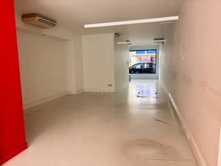 Veelzijdige handelsruimte van 66 m² op een uitstekende ligging in het centrum van Brugge, vlakbij de vesten, ’t Zand en in de nabijheid van een ondergrondse parking. Deze lichtrijke ruimte beschikt over een open indeling en biedt tal van mogelijkheden voor kantoor, winkel of praktijkruimte. Dankzij de praktische inrichting kan de ruimte eenvoudig aangepast worden aan verschillende commerciële activiteiten. Verder is er een kitchenette aanwezig, evenals een apart toilet en een kleine buitenruimte die extra comfort biedt.<br /><br />De centrale ligging zorgt voor een vlotte bereikbaarheid, zowel te voet als met de wagen, en biedt een goede visibiliteit in een levendige omgeving. De nabijheid van parkeermogelijkheden vormt een extra troef voor klanten en bezoekers. Een ideale opportuniteit voor wie op zoek is naar een commerciële ruimte op een strategische locatie in hartje Brugge.<br /><br />EPC label A