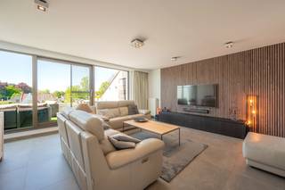 Luxueus afgewerkt duplex-appartement in het centrum van Loppem, gelegen op een uitstekende locatie met winkels, openbaar vervoer, horeca en...