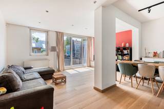 Op zoek naar een ruime, energiezuinige woning waar je meteen je intrek in kan nemen? In de Frans Robbrechtsstraat 23 te Wemmel vind je deze verrassend ruime en lichtrijke gezinswoning terug. De woning werd gerenoveerd in 2021 met oog voor comfort en hedendaagse afwerking. Dankzij o.a. zonnepanelen, een EPC-label B en twee badkamers biedt deze woning alle troeven voor comfortabel en zorgeloos wonen.IndelingBij het betreden van de woning kom je in een verzorgde inkomhal met gastentoilet. De ruime leefruimte baadt in het licht dankzij de grote ramen en schuifraam naar het terras en de tuin. Aansluitend vind je een gezellige eetplaats en een volledig uitgeruste, moderne keuken met kwaliteitsvolle toestellen en veel opbergruimte.Op de eerste verdieping bevinden zich twee slaapkamers, waarvan één met dressing/bureau; en een badkamer met dubbele lavabo, toilet en ligbad.De zolderverdieping werd volledig ingericht als derde slaapkamer met een ensuite douchekamer, ideaal als masterbedroom of studio voor tieners of gasten.Kelder.Tot slot is er een aangelegde Zuid georiënteerde tuin met terras en tuinhuis, perfect voor zomerse avonden of kindvriendelijk speelplezier.Karakteristieken- EPC-label B – energiezuinig wonen-10 zonnepanelen met batterij- Elektriciteit conform- Gelegen in het hogere deel van Wemmel, op wandelafstand van winkels, openbaar vervoer, het UZ Brussel en de Brusselse ring (R0)"- 3 volwaardige slaapkamers, waarvan één met ensuite douchekamer- Volledig gerenoveerd en instapklaar- Zuidgerichte tuin met terras en tuinhuis- Beschikbaar bij akteKom zeker een kijkje nemen in deze parel in Wemmel. Plan vandaag nog je bezoek en laat je verrassen door de ruimte, lichtinval en afwerkingsgraad van deze woning.📞 Neem contact met ons op voor een afspraak via 02 460 80 46 of info@structura.be