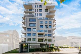 <p><strong><span>Info en bezoeken – 02 315 51 71</span></strong></p>
<p><span>Ideaal gelegen op de Vorstlaan, binnen het project Oxygen, biedt dit appartement een moderne indeling en optimaal comfort.</span></p>
<p><span>Het appartement beschikt over een inkomhal met wasruimte die leidt naar een lichtrijke leefruimte met open keuken en directe toegang tot een prachtig terras van ongeveer 50 m², ideaal om van het buitenleven te genieten. Het nachtgedeelte is goed gescheiden en omvat drie comfortabele slaapkamers en twee badkamers.</span></p>
<p><span>Alle ramen zijn voorzien van screens, wat zorgt voor optimaal comfort het hele jaar door.</span></p>
<p><span>Een parkeerplaats is verplicht aan te kopen (€35.000), met de mogelijkheid om een elektrische laadpaal te installeren.</span></p>
<p><span>Gelegen nabij winkels, openbaar vervoer, scholen en het Zoniënwoud, geniet u van een ideale combinatie tussen stad en natuur.</span></p>
<p><strong><span>Een ideaal appartement, snel te bezichtigen!</span></strong></p>