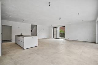 U betaalt geen btw, maar alleen registratierecht, waardoor u meer eigen middelen overhoudt. Deze luxewoning, momenteel in de afwerkingsfase, is...
