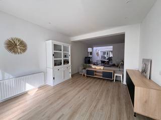 <p><strong>Wervik - Centraal gelegen woning met 5 slaapkamers</strong><br /><br />Ontdek deze <strong>volledig gerenoveerde en instapklare woning in Wervik</strong>, waar modern comfort en een praktische indeling perfect samenkomen. Met maar liefst <strong>5 slaapkamers</strong> en <strong>2 badkamers</strong> biedt deze woning volop ruimte voor gezinnen en wie graag extra leef- of werkruimte heeft. Dankzij de <strong>centrale ligging</strong> geniet u bovendien van winkels, scholen en andere voorzieningen op korte afstand. <strong>Een ideale gezinswoning waar u zonder zorgen uw nieuwe thuis van maakt!</strong><br /><br />Indeling<br />Gelijkvloers:Inkom, woonkamer, eetkamer, keuken, badkamer, wasruimte, extra bergruimte<br />1e verdiep: 2 slaapkamers, afzonderlijk toilet, dressing, badkamer<br />2e verdiep: 2 slaapkamers<br />3e verdiep: slaapkamer<br /><br />extra: kelder, 2 terrassen<br /><br />Troeven:<br /><br />- Volledig gerenoveerd en instapklaar,<br />- 5 slaapkamers,<br />- centraal gelegen,<br />- 2 badkamers<br />- Elektriciteit conform</p>