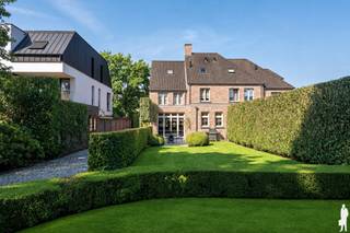 Landelijke,<strong> instapklare woning</strong> met <strong>4 slpk., 2 bdk.</strong> en een prachtige tuin te <strong>Minderhout</strong><br /><br /><span>INDELING</span><br /><strong>Gelijkvloerse verdieping:</strong><br />- Inkomhal met gastentoilet<br />- Ruime, lichtrijke woning met openslaande deuren naar het terras<br />- Uitgeruste keuken met kookeiland<br />- Ruime wasplaats / berging<br /><br /><strong>Eerste verdieping:</strong><br />- 3 <strong>slaapkamers</strong> van ca. 10, 12 en 13m²<br />- Badkamer met bad, dubbele wastafel en toilet<br />- Douchekamer<br /><br /><strong>Tweede verdieping:</strong><br />-<strong> Slaapkamer 4</strong> van ca. 16m²<br />- Bergruimte en een technische ruimte/ zolder<br /><br />Buiten vinden we een <strong>prachtige, private tuin</strong> met mooi terras en een <strong>ruime garage</strong> met sectionale poort. <br /><br /><span>BIJZONDERHEDEN:</span><br />- <strong>EPC A</strong><br />- Elektriciteit conform<br />- Zeer goed onderhouden woning