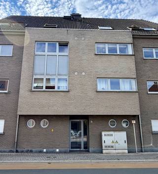 <p><span>Dit ruime en lichtrijke appartement is gelegen in een verzorgde residentie uit 2008 en is bereikbaar via de lift. De inkomhal geeft toegang tot de aangename leefruimte met aansluitend een open, ingerichte keuken, uitgerust met een keramische kookplaat, dampkap, oven, koelkast en vaatwasmachine. Naast de keuken bevindt zich een praktische berging met aansluiting voor een wasmachine. Het appartement omvat twee volwaardige slaapkamers en een badkamer, ingericht met een ligbad en een dubbele wastafel in meubel. Het appartement beschikt bovendien over twee afzonderlijke toiletten en een ruime bergzolder, bereikbaar via een schuiftrap. Het terras en de bijbehorende autostaanplaats maken het geheel compleet. Dankzij het gunstige EPC-label B geniet u van een energiezuinig wooncomfort. Het appartement is beschikbaar vanaf 1 november 2026.</span></p><p><span> </span></p>