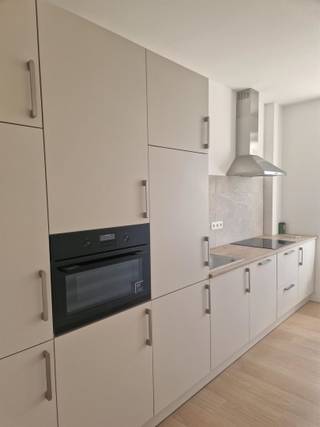 <p><span>Instapklaar gelijkvloers appartement met 1 zeer ruime slpk en mooie ruime tuin.</span></p><p><span> </span></p><p><span>Het appartement is gelegen op het gelijkvloers van een kleinschalig gebouw in een rustige buurt en toch nabij alle faciliteiten.</span></p><p><span> </span></p><p><span>De indeling:</span></p><p><span>Inkomhal met vestiaire. De leefruimte met toegang naar de tuin.</span></p><p><span>Gesloten nieuwe geïnstalleerde keuken met volgende toestellen: kookplaat, dampkap, oven, vaatwasser en ijskast met diepvriesvak.</span></p><p><span>Nieuwe badkamer met lavabomeubel en inloopdouche.</span></p><p><span>Berging. Er is een aansluiting voor wasmachine. Apart toilet.</span></p><p><span>Eén zeer ruime slaapkamer. </span></p><p><span> </span></p><p><span>Gemeenschappelijke garage voor fietsen/brommers en een kelderberging. </span></p><p><span>Geen renovatieplicht. </span></p><p><span>Asbestveilig.<br /> </span></p><p><span>Pluspunten:</span></p><p><span>- Gunstig gelegen op 400 m van voetgangerstunnel naar oude stad</span></p><p><span>- Elektriciteit is conform</span></p><p><span>- Mooie ruime tuin</span></p><p><span> </span></p><p><span>Opgenomen in het maatregelen register: Nee</span></p><p><span> </span></p><p><span> </span></p>