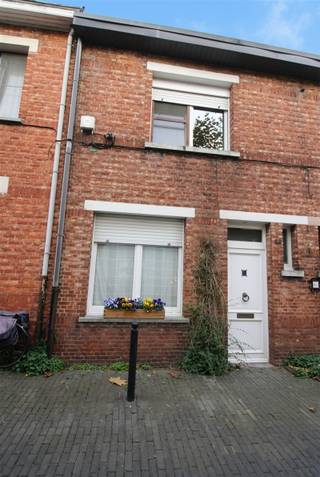 GROEN! En de faciliteiten van wonen in de stad. Hier is het allemaal. Het is prettig wanneer bewoners zelf hun huis opknappen. De verjonging van de buurt is zichtbaar bezig. Bewoners plaatsen bloembakken of leggen een tegeltuintje aan. Met deze woorden heet het pittoreske Groenplein jou welkom! Dit mooie plein is gelegen aan de stadsrand, nabij het kanaal met wandelwegen, nabij de winkelstraten (Patersstraat...), op wandelafstand van het Begijnhof...echt een topligging in de stad, vlakbij het groene noorden van Turnhout. Parkeerplaats is er ook voldoende. Een ideale starterswoning met tuintje. De woning valt onder de renovatieverplichting maar met een paar eenvoudige aanpassingen: mits plaatsen van 18cm rotswol of glaswol op de zoldervloer zit je op een EPC D label en als de kachel verwijderd wordt, zakt het verder naar 331 kWh/m²jaar.Weinig moeite dus om alvast te starten. De elektriciteit dient ook nog conform gemaakt te worden naar de huidige normen. Verder is dit een woning met aangename ruimtes: een grote leefruimte met open keuken met zicht op de tuin, badkamer met ligbad op het gelijkvloers, twee ruime slaapkamers op de verdieping. De zolder kan eventueel worden ingericht tot derde slaapkamer (een aantal gelijkaardige woningen in de straat deden dit reeds). Eventueel mogelijk om garage te huren in de directe omgeving. Niet gelegen in een overstromingsgebied. P-score: A - G-score: A- Geen erfgoed. Informatieplicht in aanvraag.