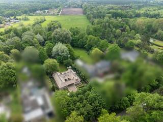 <p>Unieke Charmevilla op Toplocatie – Exclusief Wonen in Privacy en Luxe<br /><br />Op zoek naar een karaktervolle villa met uitzonderlijk comfort en volledige privacy? Deze stijlvolle en lichtrijke woning combineert tijdloze charme met hoogwaardige afwerking en een prachtig groene omgeving. <br /><br /><span><strong>Gelijkvloers</strong></span> <br />Bij binnenkomst word je verwelkomd in een elegante inkomhal met vestiaire en gastentoilet. De ruime leefruimtes stralen warmte en klasse uit, met een salon voorzien van een gashaard en ingebouwde bibliotheekkasten. De eetkamer en royale leefkeuken met granieten werkblad en hoogwaardige apparatuur bieden directe toegang tot het ruime terras en de fraai aangelegde tuin met vijver. Verder vind je op deze verdieping een bureau met gashaard, een praktische bijkeuken en 2 slaapkamers, waaronder een masterbedroom met prachtig tuinzicht en aansluitende luxebadkamer met ligbad, inloopdouche en dubbele lavabo. <br /><br /><span><strong>Buitenruimte &amp; bijgebouwen</strong></span> <br />Het ruime terras, de prachtig aangelegde tuin en een verlichte oprit met automatische toegangspoort zorgen voor een ongeëvenaarde woonervaring. Een losstaande dubbele garage, carport voor twee wagens, fietsenberging en extra parkeergelegenheid maken het geheel compleet. <br /><br /><span><strong>Verdieping</strong></span> <br />De bovenverdieping biedt 3 ruime slaapkamers, een wasplaats, een extra badkamer met inloopdouche en een polyvalente ruimte van 70 m² – ideaal als hobbyruimte, atelier of extra woonruimte. <br /><br /><span><strong>Bijzonderheden<br /></strong></span>- Ontworpen door architect De Clercq Zubli (o.a. Rembrandttoren Amsterdam)<br />- Perceel van ca. 5.700 m² met volledige privacy<br />- Vloerverwarming op het gelijkvloers en centrale verwarming op gas<br />- Dubbele beglazing, draai/kiep-ramen en veiligheidssloten<br />- Alarm, videofoon en internetvoorzieningen<br />- Grote multifunctionele zolderruimte van ca. 70m²<br />- Hoogwaardige materialen: <br />natuursteen, parket en ingebouwde kasten<br />- Beregeningssysteem via geboorde put<br />- Geschikt voor kangoeroewonen of combinatie wonen/werken<br />- Zeer ruime dubbele garage met zolderverdieping<br /><br />Voor meer info of een afspraak voor een persoonlijke rondleiding contacteer je Amparo, 0478 68 29 86 - amparo@reds.be</p>