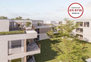 <p><span>Welkom in Spoortuin, een kleinschalig en kwalitatief woonproject waar wonen meer betekent dan enkel thuiskomen. Hier woon je in een rustige, groene omgeving, zonder in te boeten aan de voordelen van het dorpscentrum.</span></p><p><span>De twee hedendaagse gebouwen zijn ingeplant rond een ruime gemeenschappelijke binnentuin, die een oase van rust vormt voor bewoners en bezoekers. Grote raampartijen en royale terrassen zorgen ervoor dat binnen en buiten naadloos in elkaar overvloeien en creëren een aangename, lichtrijke woonbeleving.</span></p><p><span>Spoortuin werd ontworpen met het oog op de toekomst. Elk appartement voldoet aan de BEN-normen en beschikt over vloerverwarming en passieve koeling via een collectief warmtepompsysteem, aangevuld met zonnepanelen en hoogwaardige isolatie. Zo geniet u niet alleen van optimaal wooncomfort, maar ook van een bijzonder laag energieverbruik. </span></p><p><span>Dankzij de centrale ligging bevindt u zich op enkele minuten van winkels, scholen, horeca en het station van Puurs. Bovendien zorgen de vlotte verbindingen naar Antwerpen, Brussel en Sint-Niklaas ervoor dat Spoortuin de ideale uitvalsbasis vormt voor wie rustig wil wonen en toch overal dichtbij wil zijn.</span></p><p><span> </span></p><p><span> </span></p>