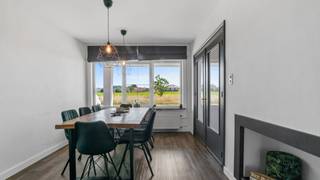 <p>🏡 <strong>Charmante woning op toplocatie in Maasmechelen</strong> 🏡<br /><strong>Rust, comfort en uitstekende bereikbaarheid in één!</strong></p>
<p>Ontdek deze karaktervolle woning op een uitzonderlijk gunstige locatie in Maasmechelen. Gelegen in een rustige buurt, maar toch vlak bij het bruisende centrum, combineert deze woning het beste van twee werelden. Binnen 5 minuten bereikt u zowel het winkelcentrum van Maasmechelen als dat van Lanaken, en ook Maastricht ligt op slechts 10 minuten rijden. De nabijheid van de autostrade zorgt bovendien voor een vlotte verbinding naar alle richtingen.</p>
<p><strong>Indeling en afwerking</strong><br />Bij het betreden van de woning komt u terecht in een uitnodigende inkomhal met open verbinding naar de nachthal boven. De benedenverdieping is afgewerkt met een stijlvolle tegelvloer, terwijl boven gekozen werd voor een licht laminaat. Comfort is gegarandeerd dankzij de aanwezige airconditioning en ingebouwde spots die voor een moderne uitstraling zorgen.</p>
<p><strong>Slaapkamers</strong><br />De bovenverdieping telt meerdere gezellige slaapkamers, allen voorzien van laminaatvloeren, verwarming en sfeervolle verlichting.</p>
<p><strong>Leefruimte en keuken</strong><br />De leefruimte op het gelijkvloers straalt warmte uit met een mooie bruine laminaatvloer, grote raampartijen, verwarming en spots. De open keuken is een echte eyecatcher en uitgerust met een onderhoudsvriendelijke tegelvloer, een praktisch werkeiland, oven, microgolf, inductiekookplaat, dampkap, koelkast, afwasmachine en een uittrekbare kraan.</p>
<p><strong>Badkamer</strong><br />De moderne badkamer is uitgerust met een lichte tegelvloer, een ruime inloopdouche, dubbele lavabo met spiegelkast, toilet en radiator.</p>
<p><strong>Veranda &amp; tuin</strong><br />Achteraan de woning bevindt zich een charmante glazen veranda met laminaatvloer, airco en grote raampartijen. Vanuit hier heeft u toegang tot de onderhoudsvriendelijke tuin met houten terras, buitenverlichting, stopcontacten, een buitenkraan, tuinhuisje en een poortje aan de zijkant van het huis. De graszone biedt nog tal van mogelijkheden naar eigen smaak.</p>
<p><strong>Kelder &amp; garage</strong><br />De woning beschikt over een kelderverdieping met garage (tegelvloer, elektrische poort, raam), een praktische berging, een ingebouwde kast onder de trap én een ruime wasplaats. Deze laatste is uitgerust met raam, deur naar buiten, gasketel, zonneboiler, lavabo, aansluitingen voor wasmachine en droogkast en een onderhoudsvriendelijke vloer. Een grondwaterpomp met zuiveringssysteem is eveneens aanwezig.</p>
<p>📍 <strong>Pluspunten</strong><br />✔ Topligging nabij winkels, centrum, Maastricht en autostrade<br />✔ Tuin, veranda én garage</p>
<p>✔Airco en zonneboiler<br />✔Overal voorzien van draai-/kipramen met vliegenramen en rolgordijnen</p>
<p>Extra:</p>
<p>✔EPC = E Label – 487kWH/m²</p>
<p>✔KI = 609 EUR</p>
<p>✔P-Score = C</p>
<p>✔G-Score = A</p>
<p>Ben je op zoek naar een comfortabele en goed gelegen woning in Maasmechelen die echt alles biedt?<br /><strong>Dan is dit je kans! </strong></p>
<p>📞 Contacteer ons snel voor een bezichtiging! <strong>Bel 089 20 61 11 of mail naar peter@immofusion.be - office@immofusion.be</strong></p>