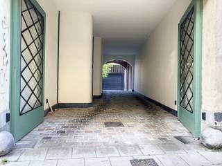 In het centrum van Gent, vlak bij de Kouter en de invalswegen, is een dubbele parkeerplaats te huur. De garage ligt in de Kortrijksepoortstraat en is bereikbaar via nummer 138. Het gaat om een ondergrondse plaats met een handig systeem waarbij twee wagens boven elkaar kunnen staan. De garage is proper, droog en goed beveiligd. De huurprijs bedraagt €115 per maand. Er zijn nog twee dubbele plaatsen beschikbaar. Interesse? Neem gerust contact op met Guillaume op het nummer 0472 11 00 00.