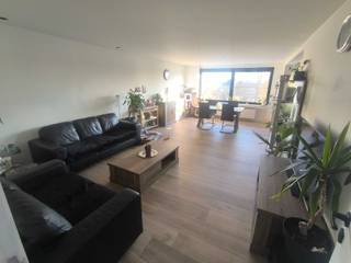 Instapklaar en lichtrijk appartement met terras en gedeelde garage in Duffel<br /><br />Dit instapklare en modern afgewerkte appartement in Duffel beschikt over een ruime en lichtrijke leefruimte met open keuken. Dankzij de grote raampartijen geniet de woonkamer van veel natuurlijk licht, wat zorgt voor een aangename en open sfeer. De moderne keuken sluit naadloos aan op de leefruimte en vormt een gezellige plek om te koken en te tafelen.<br /><br />Het appartement beschikt over twee volwaardige slaapkamers, een stijlvolle badkamer met inloopdouche, een apart gastentoilet en een praktische berging. Op het gelijkvloers bevindt zich een aparte wasplaats met aansluitingen voor wasmachine en droogkast, evenals een gedeelde garage.<br /><br />Achteraan bevindt zich een privatief terras waar u in alle rust kan genieten van de buitenruimte.<br /><br />Daarnaast werden de voorbije jaren verschillende renovatiewerken uitgevoerd, waaronder:<br />-vernieuwing van het dak met isolatie en dakkoepels 02/2023<br />-plaatsing van een nieuwe gascondensatieketel 12/2022<br />-plaatsing van aluminium ramen met hoogrendementsbeglazing 12/2022<br /><br />De facturen van deze werken zijn beschikbaar.<br /><br />Door de praktische indeling, moderne afwerking en rustige ligging is dit appartement ideaal voor starters, koppels of investeerders. Het appartement is momenteel verhuurd, wat het ook interessant maakt als investeringspand.