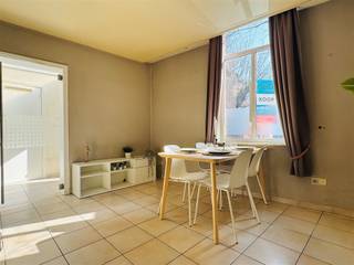 Gezellige woning met 5 slaapkamers te koop!Indeling: inkomhal met gastentoilet, wasberging, badkamer met douche (volledig vernieuwd), lichtrijke...