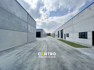 <strong>Benaderende bruto-AFMETINGEN:</strong> <br />265m² - b: 12,00m x d: 22,08m<br />Inclusief 2 private parkeerplaatsen!<br /><br /><strong><u>AFWERKING:</u> </strong><br />- stalen constructie<br />- gevelwanden in getrilde betonpanelen (27cm dik met 10cm PIR)<br />- scheidingswanden in gladde betonpanelen met dikte van 15cm, dienst doende als brandmuur<br />- geïsoleerde (3cm PXS) vloerplaat<br />- gepolierde en gewapende betonvloer (15cm)<br />- geïsoleerd (100mm PIR) plat dak bestaande uit geprofileerde staalplaten met centrale lichtstraat (dubbelwandige polycarbonaat platen, voorzien van rook -en warmteafvoer systeem)<br />- 1 geïsoleerde, elektrische sectionaalpoort (h: 4,5m; b: 4m), afzonderlijke aluminium inkomdeur met raam<br />- Buitenarmatuur boven de sectionaalpoort voorzien van digitale astronomische klok<br /><br /><strong>Deze units voldoen aan de veiligheidsnormen "Brandklasse C" (strengste normering), waardoor productie- en opslagactiviteiten mogelijk zijn!</strong><br /><br /><strong><u>NUTSVOORZIENINGEN:</u> </strong><br />Stadswater, regenwater, elektriciteit, aardgas en data. <br />De unit heeft een afzonderlijke teller en afvoer voor toilet en uitgietbak.<br /><br /><u><strong>LIGGING:</strong></u><br />Centrale ligging in West-Vlaanderen.<br />Op enkele honderden meters van N32 (Brugge-Roeselare)<br />Op enkele kilometers van autosnelwegen E403/E40.<br /><br /><u>* Bijzonderheden:</u><br />- Vermelde prijzen zijn exclusief btw, onroerende voorheffing, gemene kosten en verbruik nutsen.<br />- Onze referentie op <strong>www.centro-bedrijfsvastgoed.be</strong>: <strong>P0393-D3 </strong>of contacteer ons op <strong>050 70 01 02</strong>.