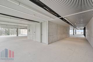 Bent u op zoek naar een unieke kantoorruimte op een <strong>toplocatie met onmiddellijke verbinding naar belangrijke snelwegen</strong>? Dan is deze kantoorruimte van 754 m² op de 2de verdieping van de innovatieve en <strong>hypermoderne bedrijvencampus 'O-Forty'</strong> precies wat u zoekt. Gelegen naast op- en afrit 9 Oostkamp én met visibiliteit langs de E40 biedt deze ruimte een uitstekende bereikbaarheid.<br /><br />De kantoren zijn casco+ afgewerkt met klimaatplafond en tapijttegels. U kunt ook gebruik maken van de gemeenschappelijke refter/ontspanningsruimte en extra vergadermogelijkheden (en seminarie ruimtes) in toren 'B'. <br /><br />Deze bedrijvencampus biedt nog vele andere voordelen, zoals een event space, coworking space, foodbar, fitness, padel, badgesysteem, pakjesmuur en ruime boven en ondergrondse parkeermogelijkheden. Onmiddellijk beschikbaar!<br /><br />Neem contact op met <strong>PANORAMA B2B</strong> voor bijkomende inlichtingen, plannen of een vrijblijvend plaatsbezoek via <strong>0479 70 70 73</strong>.