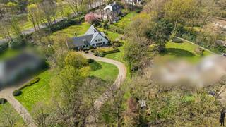 Deze villa is niet alleen aan en zeer mooie en brede laan gelegen, bovendien is de villa zelf erg ruim opgezet (uitbreiding mogelijk: zeer royale bouwzone!) én gelegen op een uniek en perfect zuid georiënteerd perceel aan de rand van de wijk Vriesdonk. <br />Energetisch reeds voorzien van zonnepanelen en thuisbatterijen! <br /><br />Deze villa van ca. 640 m² bewoonbare oppervlakte staat centraal ingeplant op de grond van ca. 5.463 m² én geniet van een mooie tuin voorzien van statige oude bomen welke alle nodige privacy biedt., welke men na een kronkelende lange oprijlaan bereikt.<br /><br />Het perceel heeft aan de D'Oultremontlei een straatbreedte van ca. 29 meter met brede inrit naar de villa met aansluitende gebogen lange privé oprit naar parkeerterrein en dubbele garage. De straatzijde aan de kant van de Frilinglei bedraagt ruim 61 meter!<br /><br />Hoewel de villa nu reeds alle ruimte en comfort biedt (oa EPC B), zou deze, volgens de voorschriften kunnen worden uitgebreid tot ca. 1.200 m² woonoppervlakte (mits akkoord omgevingsvergunning).<br /><br /><strong>Indeling:</strong><br />Riante entree met ruime vestiairekasten en gastentoilet; via glazen deuren doorzicht naar achtertuin en ruime tussenhal met bureel. <br />Voorts dubbele schuifdeuren naar zonnige L-vormige living bestaande uit een zitgedeelte (43m²) met open haard en eetkamer (36m²); voorzien van aluminium schuiframen en panoramaraam met uitzicht op de achtertuin met ruim terras.<br /><br />Dubbele inpandige garage met sectionaal poorten en achterliggende werkplaats met personeelsingang.<br /><br /><strong>Verdieping:</strong><br />In totaal zijn er zes kamers, twee volwaardige badkamers en een douchekamer met toilet.<br />De mastersuite of ouderslaapkamer heeft een oppervlakte van ca. 35m², ingemaakte kasten, balkon en ensuite badkamer. Nog twee slaapkamers welke een badkamer delen, en nog eens twee slaapkamers met tussenliggende douchekamer met toilet. Ruime fitnesskamer c.q. kantoor aan huis (45,5m²) met ingemaakte kastenwand.<br /><br /><strong>Kelder:</strong><br />De villa heeft een grote kruipruimte en 3-tal kelders: wijn- en bergkelder en een technische ruimte met stookolie e/o gas CV. <br />Er is een gas Vaillant HR-ketel geplaatst (nov 2024). Hierdoor heeft men de mogelijkheid om te switchen tussen verwarming op stookolie of verwarming op gas (beiden aanwezig). Elektrische warmtewisselaar/boiler. Tevens zitten hier de omvormer van de PV installatie (12 zonnepanelen) alsook de dubbele thuisbatterij in een aparte ruimte.<br /><br /><strong>Tuin en buitenruimtes:</strong><br />Grenzend aan living en keuken zijn er twee ruime zuidgerichte terrassen op blauw steen met elektrische zonneschermen. In de achtertuin geniet u van veel privacy en bevindt zich een ruime saunablokhut.<br /><br />De unieke ligging en het ruime perceel bieden de mogelijkheid tot renoveren/uitbreiden van de huidige villa. Huidig geldende voorschriften geven mogelijkheden tot een riant huis. Het verkrijgen van dit grote volume is natuurlijk altijd onder de opschortende voorwaarde van het bekomen van de omgevingsvergunning. <br /><br />Algemeen: renovaties in 2005 en 2013 en 2024.