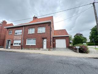 <strong>Sint-Eloois-Winkel - Ruime woning met 3 slaapkamers op rustige locatie te koop.</strong>
<p>Deze ruime woning op een gunstige ligging biedt een grote leefruimte met zicht op de verzorgde tuin. Op de eerste verdieping bevinden zich drie volwaardige slaapkamers, met de mogelijkheid om uit te breiden naar vijf slaapkamers.</p>

<p>De west gerichte tuin met uitweg achteraan zorgt voor aangename zonnige namiddagen en avonden. Daarnaast beschikt de woning over een garage met staanplaats en extra bergruimte.</p>

<p><strong>Een ideale gezinswoning met veel ruimte en potentieel.</strong></p>

<p>Interesse? Neem snel contact op voor een bezoek!</p>
<strong>Indeling:</strong><br /><u>Gelijkvloers:</u> inkomhal, woonkamer, eetkamer, extra zithoek met zicht op tuin, keuken, doorgang garage, wasplaats, afzonderlijk toilet<br /><u>1ste verdieping:</u> 3 slaapkamers en badkamer<br /><em>Extra:</em> ruime zolder en droge kelder<br /><br /><strong>Troeven:</strong>

<ul><li>Gunstige ligging</li><li>Garage met staanplaats</li><li>Ruime zolder met mogelijkheid tot 2 extra slaapkamers</li><li>Mooi onderhouden tuin met uitweg</li></ul>
Renovatieplicht