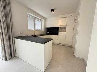 Deze energiezuinige nieuwbouwwoning maakt deel uit van woonproject ’t Park, een groene kindvriendelijke verkaveling vlakbij het station van Tielt. Hier heb je een ideale balans tussen rust, natuur en een vlotte bereikbaarheid.<br /><br />Indeling van het pand: <br />Inkomhal met gastentoilet en toegang tot de leefruimte, open keuken met berging, ruime tuin met terras, nachthal, drie slaapkamers, twee badkamers (zowel bad als douche), toilet, afgewerkte zolder met vaste trap. <br /><br />Verder beschikt de woning over een carport en een ruim tuinhuis.<br />De woning is onmiddellijk beschikbaar en volledig instapklaar (geschilderd, gordijnen, verlichting,...). <br /><br />’t Park is een rustige, kindvriendelijke omgeving met veel groen, terwijl het station op wandelafstand ligt en woon-werkverkeer eenvoudig maakt.<br /><br />Interesse? Contacteer ons voor uw persoonlijk bezoek!