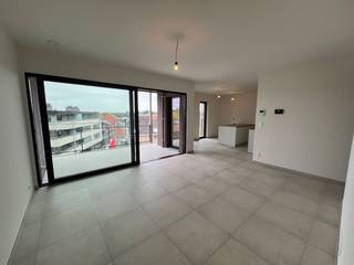 Volledig instapklaar nieuwbouw appartement (opp. 83,12 m²) met terras (opp. 13,97 m²), gelegen op de derde verdieping. Dit appartement bevindt zich op een absolute toplocatie in Hasselt (Runkst), vlakbij de kleine ring en op een zucht van de Grote Markt en winkelstraten. Het appartement heeft als bijkomende troef het autovrij park waar alle bewoners voluit kunnen genieten van rust en prachtige zichten over het park, en dit in een groene en gemoedelijke woonomgeving.<br /><br />INDELING<br />* Inkomhal met apart toilet en ruimte voor vestiaire, toilet, badkamer, berging, lichtrijke leefruimte dewelke toegang verleent tot het ruime terras, volledig geïnstalleerde keuken met eethoek, badkamer en 2 slaapkamers.<br />* Autostaanplaats en kelder voorzien en inbegrepen in de prijs. <br /><br />Maandelijkse algemene kosten van €100,00 per maand.<br /><br />Voor meer info of een bezichtiging, bel 011 22 19 17. Bekijkt u deze advertentie via een aanverwante vastgoedsite, surf dan naar onze website www.limburgsvastgoed.be voor een uitgebreide beschrijving en foto's.