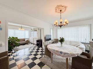 <p><span>TE MODERNISEREN OPEN BEBOUWING met BIJGEBOUW op een RUSTIG GELEGEN PERCEEL te Gavere. Deze woning biedt ENORM VEEL POTENTIEEL voor wie op zoek is naar een THUIS met RUIMTE, LICHT en EEN AANGENAME TUIN. Dankzij de OPEN BEBOUWING geniet u van VEEL LICHTINVAL rondom rond. Deze woning is de IDEALE OPPORTUNITEIT voor wie een PROJECT ZOEKT met VEEL MOGELIJKHEDEN in een RUSTIGE en GOED BEREIKBARE OMGEVING, dicht bij het centrum van Gavere en belangrijke invalswegen.</span></p>
Bij het betreden van de woning komt u in een inkomhal met gastentoilet. De ruime en lichtrijke woonkamer biedt tal van mogelijkheden en aansluitend bevindt zich de te renoveren keuken, waar u naar eigen smaak en stijl een moderne keuken kan creëren. Op de eerste verdieping beschikt de woning over een nachthall die toegang biedt tot drie slaapkamers en een te badkamer. Deze verdieping vormt een ideale basis voor een comfortabele gezinsindeling. Verder heeft u via een valtrap toegang tot een zolder die kan dienstdoen als bergruimte.<br />Buitenshuis geniet u van een ruime oprit met parkeermogelijkheid voor meerdere wagens, een gezellige tuin en een praktisch bijgebouw waarin zich een garage en verschillende bergruimtes bevinden. Dit biedt tal van mogelijkheden voor hobbyisten en opslag.<br /><br />Adres: Wannegatstraat 44 te Gavere<br /><br />G-score en P-score A. Renovatieverplichting van toepassing.