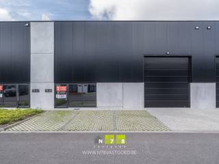 <strong>UNIT A7 IN BEDRIJVENPARK OOSTERRING TE GENK.</strong><br /><br /><strong>ALGEMEEN</strong><br />Dit nieuwe bedrijvenpark is gelegen te Genk en omvat 20 kwalitatieve KMO-units evenals een representatieve toonzaalruimte. De oppervlaktes variëren van ca. 146 m² tot 922 m². De site is strategisch gelegen langs de Oosterring en geniet van een uitstekende bereikbaarheid via de E313, E314 en de N76. Dankzij deze ligging is een vlotte verbinding naar omliggende steden gegarandeerd.<br /><br /><strong>PROJECT</strong><br />Het project omvat 20 bedrijfsunits en een toonzaal en wordt gerealiseerd met duurzame en kwalitatieve materialen. De units worden casco opgeleverd, met mogelijkheid tot verdere afwerking op maat van de koper. De moderne architectuur en uniforme uitstraling zorgen voor een professionele en hedendaagse werkomgeving met maximale visibiliteit.<br /><br /><strong>KENMERKEN KMO-UNITS</strong><br />- Minimaal 6m vrije hoogte onder de liggers.<br />- Geen tussenkolommen.<br />- Rookluiken conform eigen studie, bouwaanvraagplannen louter ter informatieve titel, 1.80m x 3.00m.<br />- Sectionaalpoort 4.00 m x 4.50 m.<br />- Glazen inkomgedeelte met enkele glazen draaideur.<br />- Bijhorende parkeerplaatsen.<br />- Draagkracht vloer: 3000 kg/m².<br />- Geïsoleerde sandwichpanelen voor thermisch/akoestisch comfort, donkere uitvoering bovenop een lichtgrijze plint.<br />- Wit gelakte staalplaat.<br />- Scheidingswanden tussen units in prefab beton 14 cm of gelijkwaardig.<br />- Vergund en ingericht als brandklasse C.<br /><br /><strong>KENMERKEN KANTOOR</strong><br />- Visibiliteit langs Oosterring.<br />- Modern ontwerp en realisatie.<br />- Grote glaspartij in alle gevels in aluminium.<br />- Geïsoleerde sandwichpanelen voor thermisch/akoestisch comfort.<br />- Bijhorende parkeerplaatsen.<br />- Eventuele binnenafwerking in samenspraak met ontwikkelaar.<br /><br />Bekijkt u deze advertentie via een aanverwante vastgoedsite, surf dan zeker naar onze website www.N78vastgoed.be voor een uitgebreide beschrijving en foto's. Meer info: +32 (0)89 86 18 88 of info@N78vastgoed.be.