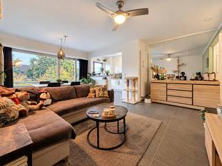 Op zoek naar een appartement waar je zonder werken meteen je intrek kunt nemen? Dit volledig gerenoveerde appartement op de tweede verdieping, gelegen aan de Duffelsesteenweg 104 in Lint, combineert een moderne uitstraling met het comfort van een instapklare woonst.<br /><br />Het appartement werd volledig gerenoveerd en is daardoor helemaal klaar voor zijn nieuwe bewoners. De vernieuwde afwerking zorgt voor een frisse en hedendaagse sfeer, terwijl de praktische indeling het geheel aangenaam en comfortabel maakt.<br /><br />Met twee slaapkamers biedt het appartement voldoende ruimte voor een gezin, een koppel met een extra kamer voor bureau of hobby, of voor wie gewoon graag wat extra ruimte heeft. De leefruimte vormt een aangename plek om te ontspannen en dankzij de verzorgde afwerking voelt de woning meteen als thuis.<br /><br />Ook de ligging in Lint is een mooie troef. Je woont op de Duffelsesteenweg met een vlotte verbinding naar de omliggende gemeenten en verschillende voorzieningen in de buurt. Zo combineert dit appartement comfortabel wonen met een praktische ligging.<br /><br />Vg-Wg-Gmo-Gvkr-Vv-EPC :  171 kWh/m<sup>2</sup> (Label B)<br />Waterinfo : P-Score = C, G-Score = A<br /><br />Dit is niet wat je zoekt ? Al gehoord van AANKOOPBEGELEIDING ?   Wij zoeken, bezoeken en onderhandelen mee met jou voor eigendommen die worden aangeboden door particulieren, andere makelaars of eigendommen die zelfs (nog) niet te koop staan?<br />Vraag meer informatie over aankoopbegeleiding via welkom@dehuisleverancier.be of 0489/069.000<br /><br />de Huisleverancier : Persoonlijk, voor iedereen Service, Kwaliteit en Vertrouwen !