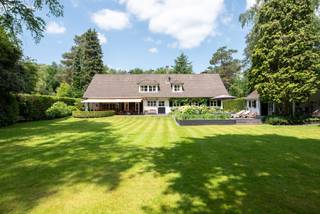 Stijlvolle villa met 4 slaapkamers, 3 badkamers, een indrukwekkende mezzanine en een ruime inpandige garage. Deze woning is gelegen op een perceel...