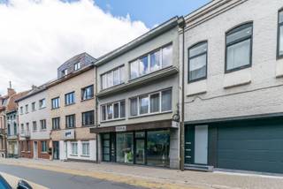 TOPLIGGING<br /><br />Een instapklare handels- / kantoorgelijkvloers met een vloeroppervlakte van 334m².<br />Gelegen nabij station, centrum en invalswegen.<br /><br />Sanitair blok aanwezig.<br />Buitenschrijnwerk PVC dubbel glas - Centrale verwarming op aardgas - recente condensatieketel<br />Verwarming / koeling eveneens via aircowarmtepompen<br />EPC: label C - UC: 2551679<br />Kadastraal inkomen: 4.273 EUR<br />Vrij bij akte<br /><br />Stedenbouwkundige inlichtingen in aanvraag.