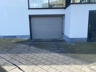 De ondergrondse staanplaats is gelegen recht over het stadhuis van Waregem, dichtbij HET PAND en op 2 minuten van de bibliotheek, de winkelstraat...