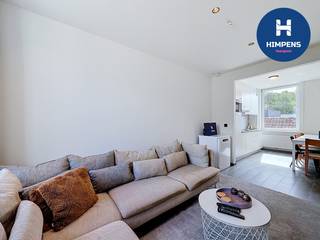 Dit stijlvolle herenhuis werd <strong>volledig ingericht</strong> en succesvol uitgebaat als<strong> vakantiewoning</strong> en beschikt over maar liefst <strong>5 ruime slaapkamers en 5 badkamers</strong>, wat garant staat voor optimaal comfort en privacy voor elke gast.<br /><br />De woning is <strong>volledig operationeel voor vakantieverhuur </strong>en beschikt over een <strong>officieel goedgekeurde toeristische logiesfunctie </strong>toegekend door de <strong>gemeente Koksijde</strong>. Daarnaast is het pand volledig <strong>in orde met de geldende regelgeving</strong>: het is ingeschreven bij <strong>Toerisme Vlaanderen</strong> en beschikt over een<strong> geldig brandveiligheidsattest</strong>.<br /><br />Dankzij de doordachte indeling en complete inrichting biedt deze eigendom een uitstekend verhuurpotentieel met aantrekkelijk rendement. Dit maakt het pand bijzonder interessant voor investeerders die op zoek zijn naar een vastgoedopportuniteit met onmiddellijke exploitatiewaarde én verdere groeimogelijkheden.<br /><br /><u><strong>Belangrijkste troeven</strong></u>
<ul>
	<li>Karaktervol herenhuis</li>
	<li>5 volwaardige slaapkamers &amp; 5 badkamers</li>
	<li>Volledig ingericht en instapklaar voor vakantieverhuur</li>
	<li>Officieel goedgekeurde toeristische logiesfunctie</li>
	<li>Ingeschreven bij Toerisme Vlaanderen</li>
	<li>Geldig brandveiligheidsattest</li>
	<li>Sterk rendements- en investeringspotentieel</li>
</ul>
Deze eigendom vormt een unieke kans voor wie wil investeren in toeristisch vastgoed met schaalbaarheid, of voor wie op zoek is naar een ruime woning met een veelzijdige invulling.<br /><br />📩 <strong>Meer info of bezoek?</strong> Contacteer ons gerust.
