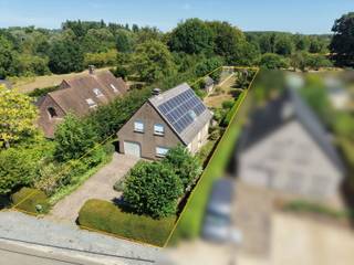 Zeer rustig gelegen open bebouwing te Ternat (Sint-Katherina-Lombeek) in dichte nabijheid van warenhuizen, scholen, treinstation en op-en afrittencomplex E40(Affligem). De woning werd als volgt ingedeeld: op het gelijkvloers: inkomhal met gastentoilet, ruime leefruimte, keuken met ontbijthoek, berging/wasplaats, veranda en garage. De nachthal geeft op de eerste verdieping toegang tot 3 slaapkamers, badkamer en afzonderlijk toilet. Verwarming via elektrische accumulator (zonnepanelen aanwezig) De woonst geniet van een prachtige en ruime tuin (mogelijkheid voor beestjes achteraan). Het tuinonderhoud zit in de prijs inbegrepen. Wenst u meer informatie of een bezoek? Aarzel niet ons te contacteren via Affligem@immoaccenta.be