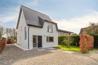 Instapklare woning waar hedendaags wooncomfort en rust in het groen samenkomen! Deze open bebouwing in Ten Ede, op de grens met Heusden, onderging...