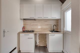 De Krijgsgasthuisstraat heeft een rijke geschiedenis als de voormalige Hospitaalstraat bij het Militaire Hospitaal. Het is een bijzonder rustig plekje te midden van de stad. Je geniet hier van de ideale combinatie: ongeziene stilte en toch alles binnen handbereik.Het appartement is gelegen op de eerste verdieping en vormt de perfecte opportuniteit voor wie op zoek is naar een eerste eigen stek of een slimme investering. Binnenin vind je de lichtrijke leefruimte die aansluit op de volledig vernieuwde keuken. De badkamer is apart en bevindt zich op dezelfde verdieping. De ruime slaapkamer is te bereiken via de trap en bevindt zich onder het goed geïsoleerde dak.Dit appartement deelt een heel fijn terras dat vlot te bereiken is en kan gebruik maken van de fietsenberging.Met een EPC-label C is dit in de praktijk een zeer zuinige studio met een opvallend laag reëel verbruik. Dit is te danken aan de kwalitatieve HR-dubbele beglazing, de vernieuwde voordeur en de hoogrendementscondensatieketel (2019), die zorgen voor een optimaal comfort zonder hoge energiefacturen.Tot slot is de elektrische keuring van het appartement conform!De AI-visualisaties zijn bedoeld als inspiratie. Er werd geen rekening gehouden met technische specificaties, stedenbouwkundige voorschriften of de concrete mogelijkheden tot realisatie.Bestuursmaatregelen in het maatregelenregister: in aanvraag