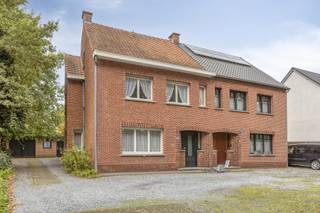 Te renoveren woning, gelegen in Onze-Lieve-Vrouw Olen, op wandel - / fietsafstand van winkels, openbaar vervoer, scholen, station, ..., en met een vlotte verbinding naar de omliggende gemeentes Geel, Westerlo, Herentals en Kasterlee, alsook de E313. <br /><br />Op het gelijkvloers bestaat de woning uit een inkomhal, een woonkamer bestaande uit een eethoek en een zithoek, en een keuken. De aanbouw is opgedeeld in een veranda, badkamer, toilet en berging. <br /><br />De nachthal op de 1ste verdieping geeft uit op 3 slaapkamers. Een vaste trap geeft toegang tot de ruime zolderverdieping dewelke je nog kan inrichten. Indien je de zolderverdieping bestemt als extra slaapkamer, beschik je over drie ruime slaapkamers. Dit biedt de mogelijkheid om de kleinste slaapkamer in te richten als badkamer.<br /><br />Koele berging vind je in de kelder.<br /><br />De woning is gelegen op een ruim zongeoriënteerd perceel van 1.065 m². Achter de woning bevindt er zich een bijgebouw bestaande uit een garage en tuinberging. Het perceel is achteraan tevens bereikbaar via een servitude. Het achterliggende gebied betreft agrarisch gebied (weilanden), waardoor je een mooi zicht kan genieten.<br /><br />Dit pand is onderworpen aan de renovatieverplichting van de Vlaamse overheid voor residentiële gebouwen (behoudens bij sloop binnen 6 jaar na de aankoop). Consulteer voor meer informatie de website van het Vlaams Energie- en Klimaatagentschap via https://www.vlaanderen.be/een-huis-of-appartement-kopen/renovatieverplichting-voor-residentiele-gebouwen.<br /><br />Mogelijke financiële tegemoetkomingen (indien u aan de voorwaarden voldoet): sloop & heropbouw of renovatie aan 6% BTW, premies voor renovatie en de Mijn VerbouwLening (tot € 60.000).<br /><br />Stedenbouwkundige inlichtingen in aanvraag.