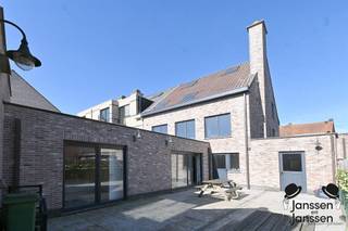 Dit gerenoveerd appartement met garage en oprit heeft potentieel als kangoeroewoning daar er reeds een fysieke opsplitsing gemaakt is.De inkomhal is...