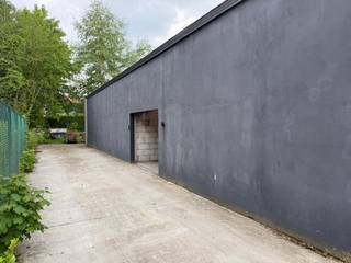 Algemeen<br />Het magazijn dat verhuurd wordt maakt deel uit van een groter geheel bestaande uit 3 units. Dankzij de nabijgelegen E40 en R4 is er een uitstekende bereikbaarheid. <br /><br />Indeling <br />Het deel dat te huur wordt aangeboden is in het midden gelegen en heeft een breedte van 7 meter en een diepte van 10 meter. Er is een vrije hoogte van 3,2 meter en een nokhoogte van 6,14 meter. De poort heeft een hoogte van 2 meter.<br /><br />Varia<br />Veel mogelijkheden dankzij de toegankelijke vorm en uitstekende bereikbaarheid. <br />Onmiddellijk beschikbaar.<br /><br />Huurprijs is exclusief 21% btw.<br /><br />Contacteer Tim voor meer informatie of een bezoek ter plaatse.<br />📞 0487 40 21 28<br />📧 tim@gentill.be