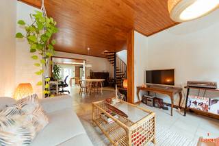 De woning is gelegen nabij het centrum van Mariakerke, op wandelafstand van het natuurreservaat Bourgoyen-Ossemeersen, het Fluweelpark en...