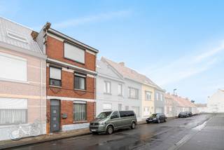 Deze woning is goed gelegen, op wandelafstand van de Markt en omliggende winkels, scholen en openbaar vervoer.<br /><br />Tussen 2001-2010 werd deze woning grondig gerenoveerd en voorzien van een nieuw dak, isolatie, ramen, verwarmingsinstallatie, ...<br />De basisschil staat zeer goed, binnenin kunnen enkele opfrissingen uitgevoerd worden.<br /><br />Belangrijkste troef is echter de bewoonbare oppervlakte van ruim 200m² met onder meer 6 slaapkamers en 2 badkamers.<br />Ideaal voor grote gezinnen, co-housing, kangoeroewoning, ...<br /><br />Indeling: inkom, voorplaats die ook tot garage kan omgevormd worden, grote leefruimte en leefkeuken, toilet, doucheruimte, grote veranda met toegang tot het terras en tuin.<br />Op het eerste verdiep zijn er drie slaapkamers en een badkamer met toilet en douche.<br />Op het tweede verdiep zijn er nog drie slaapkamers en is er ook toegang tot de zolder.<br />Achteraan het perceel loopt een fietswegel die vlot toegang geeft naar het centrum!<br /><br />Interesse om deze uitzonderlijke woning te bezichtigen of graag meer info gewenst?<br />Neem hiervoor contact op via 0498/45.30.15 of kurt@vastgoeddevos.be .