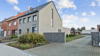 <p><span>Op 5 minuutjes van het centrum van Ham vinden we deze duplex appartement met 2 slaapkamers en terras. De Heidestraat ter hoogte van nummer 91 heeft dan ook alles in huis om zich onmiddellijk thuis te voelen.</span></p>
<p><span>Er is voldoende gratis parking achter het appartement en er is een carport ter beschikking. Het gebouw is in 2001 opgeleverd wat maakt dat alles nog in perfecte nieuwstaat verkeerd.</span></p>
<p><span>Indeling: leefruimte met eethoek, aansluitend met keuken, de keuken geeft toegang tot terras.<br />verdieping: 2 slaapkamers, badkamer met dubbel lavabo, bad en toilette.</span></p>
<p><span></span><span>Verder vinden we er een ruime berging met de nodige aansluitingen voor de wasmachine en droogkast.<br />Het apprtement heeft een relatief lag EPC wat maakt dat de energiekosten eerder aan de lage kant zijn.<br /></span></p>
<p><span>Heeft u graag een bezoekje ter plaatse bel ons dan onmiddellijk. 089/20.89.89.<br /><br />BESCHIKBAAR VANAF 1 APRIL 2026<br /></span></p>