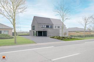 Tussen Lembeke en Oosteeklo, aan de Ledestraat 46A, bevindt zich deze nieuwbouwwoning, voorzien van alle modern comfort en alle moderne...