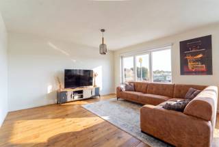 <p><span>Dit instapklare appartement valt meteen op door zijn uitzonderlijke ruimtegevoel. De brede inkomhal, de hoge plafonds en de vele raampartijen zorgen voor een aangename, open sfeer en een overvloed aan natuurlijk licht.</span></p><p><span>Elke ruimte in het appartement is royaal bemeten. Zowel de leefruimte als de ruime leefkeuken bieden alle comfort, terwijl ook de slaapkamers bijzonder ruim zijn. Vanuit de slaapkamer én inkomhal heeft u toegang tot het brede terras van 17 m², een heerlijke plek om te genieten van het zonnetje en extra buitenruimte.</span></p><p><span>Het appartement werd volledig gerenoveerd en is technisch volledig in orde. Met een EPC-label B en een conforme elektrische installatie bent u verzekerd van een energiezuinige en zorgeloze woonst. Bovendien werden recent nieuwe elektrische rolluiken geïnstalleerd.</span></p><p><span>Het appartement maakt deel uit van een kleinschalig gebouw met lage gemeenschappelijke kosten, een extra pluspunt voor wie comfortabel en betaalbaar wil wonen!</span></p><p><span>Ook de ligging is een absolute troef. Op wandelafstand bevindt zich het centrum van Aartselaar met winkels, scholen, kinderopvang en alle dagelijkse voorzieningen. De bekende winkels langs de A12 liggen vlakbij en dankzij de centrale ligging tussen Antwerpen en Brussel geniet u van een uitstekende bereikbaarheid. Ideaal voor wie dagelijks pendelt naar Antwerpen of Brussel en op zoek is naar een centrale uitvalsbasis.</span></p><p><span>Een lichtrijk, volledig gerenoveerd appartement waar ruimte, comfort en kwaliteit samenkomen.</span><br /><br /><span><span>Interesse? Neem gerust contact op voor meer informatie of een bezichtiging: </span></span><span>info@markasa.be</span><span><span> of 03/827.72.92</span></span></p>