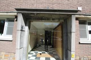 <br />Dit 2-slaapkamer appartement heeft een inkomhal met bergruimte, een ruime lichtrijke leefruimte, een uitgeruste keuken, twee slaapkamers, een badkamer met ligbad, douchewand en wastafel, apart toilet, een terras en een gesloten garage!<br />Ideaal voor wie rustig in een vrij groene omgeving wenst te wonen. Dit voor 1050 euro per maand met een vaste kost van 50 euro.<br />EPC: 395kWh/m2 (n°3882306) Beschikbaar: onmiddellijk. Bel gerust naar Wim voor meer info of een afspraak op 0492 68 38 38.