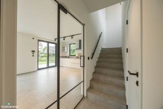 <span><span>HOOGWAARDIG AFGEWERKTE NIEUWBOUWWONING MET DRIE SLAAPKAMERS EN TUIN (INCLUSIEF TUINONDERHOUD) TE RIEMST</span></span><br /><br />Deze nieuwbouwwoning vinden we terug aan Int Boelarvelt 13 te Zichen-Zussen-Bolder, een deelgemeente van Riemst. Dankzij de ligging in een doodlopende straat geniet de woning van veel rust en beperkte verkeersdrukte. Alle nodige faciliteiten zijn in de nabije omgeving gelegen, net zoals het op- en afrittencomplex van de autostrade waardoor omliggende dorpen en stede vlot bereikbaar zijn.<br /><br />De woning is afgewerkt met hoogwaardige materialen en is voorzien van alle comfort, zo zijn er 10 zonnepanelen, een regenwaterput van 5000 liter waarop de toiletten en de buitenkraan zijn aangesloten, een alarminstallatie, 1 laadpaal, verlichting en een warmtepomp.<br /><br />De indeling van de woning is als volgt:<br />GELIJKVLOERSE VERDIEPING:<br />- Inkomhal.<br /><br />VERDIEPING -1:<br />- Lichtrijke woonkamer met open keuken. De keuken is voorzien van een inbouwkoelkast, inductiekookplaat met afzuigkap, oven, microgolfoven en een vaatwasser.<br />- Ruime berging met aansluiting voor het wasmachine.<br />- Toilet.<br /><br />VERDIEPING +1:<br />- Nachthal.<br />- 3 slaapkamers.<br />- Badkamer. De badkamer is voorzien van een dubbele lavabo en een inloopdouche.<br /> - Toilet.<br /><br />De woning is voorzien van twee parkeerplaatsen en een ruime omheinde tuin met terras en een buitenberging.<br /><br />De huurprijs bedraagt € 1.375,00 + € 225,00 vaste kosten per maand.<br />In de vaste maandelijkse kosten zitten volgende zaken inbegrepen: onderhoud warmtepomp, onderhoud regenwatersysteem + vervangen van de filters, onderhoud ventilatie + vervangen van de filters, onderhoud buiten (snoeien haag en perken, verwijderen grof onkruid, gebruik robotmaaier inclusief het onderhoud van de robotmaaier).<br /><br /><span>Wilt u graag een bezichtiging inplannen voor deze prachtige nieuwbouwwoning? Contacteer ons dan vrijblijvend via info@matisimmo.be. </span>
