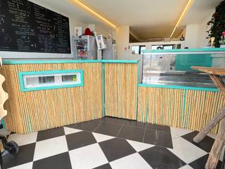 Espace commercial avec appartement sur la digueBien au rez-de-chaussée situé sur la digue avec espace commercial à l’avant et appartement à...