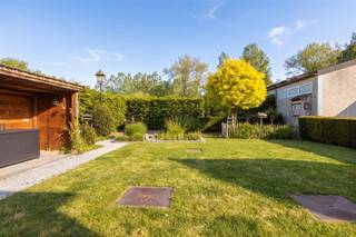 <p>Dans le quartier calme de Brakel se trouve cette villa prête à l'emploi qui offre une combinaison exceptionnelle d'espace, de confort et de possibilités professionnelles.</p><p>La propriété dispose de quatre chambres à coucher de taille normale et offre la possibilité de créer des pièces supplémentaires grâce à l'étage mansardé. Grâce à son agencement pratique et à l'espace de bureau disponible au rez-de-chaussée, cette propriété est idéale pour ceux qui souhaitent combiner vie et travail en un seul endroit.</p><p>Les espaces de vie sont spacieux et fonctionnels, et la propriété dispose également d'un garage pouvant accueillir deux voitures.</p><p>A l'extérieur, vous profiterez d'un vaste jardin paisible, idéal pour les familles ou les amateurs d'espace et d'intimité. La remise disponible d'environ 200 m² est un atout absolu qui offre de nombreuses possibilités d'activités indépendantes, de stockage ou de hobby.</p><p>Sur le plan technique, la propriété est dotée de pas moins de 48 panneaux solaires, garantissant une base énergétiquement efficace et à l'épreuve du temps.<br />Située au calme, mais avec des commerces, des écoles et d'autres commodités à proximité.</p><p>Pour plus d'informations ou pour planifier une visite, vous pouvez toujours contacter notre bureau.</p>