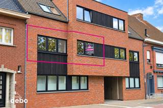Bent u op zoek naar een <strong>ruim, verzorgd en energiezuinig appartement</strong> met veel lichtinval én aangename buitenruimte? Dan is dit instapklare appartement absoluut een bezoek waard.<br />Dit nieuwbouwappartement 2021 is gelegen op het 1ste verdiep te Harelbeke, op wandelafstand van grote Markt, omvattende o.a. :<br />- Inkomhal<br />- R<strong>uime en lichtrijke leefruimte</strong> met plaats voor zowel een gezellige zithoek als een volwaardige eethoek<br />- Aansluitend bevindt zich de <strong>moderne, volledig ingerichte keuken</strong>, voorzien van veel kastruimte en hedendaags comfort<br />Verder beschikt het appartement over <strong>2 slaapkamers</strong>, waaronder een ruime hoofdslaapkamer, en een verzorgde badkamer met <strong>inloopdouche en lavabomeubel.</strong><br />Een grote troef is het <strong>ruime terras</strong>, waar u heerlijk buiten kunt genieten. Daarnaast beschikt het appartement over een <strong>privé tuintje</strong>, een bijzonder aangename extra voor wie graag wat groen en buitenruimte heeft.<br />Ook aan praktisch comfort is gedacht: bij het appartement hoort een <strong>private garage</strong> en in het gebouw is er bovendien een <strong>ruime gemeenschappelijke fietsenberging</strong> en een <strong>afzonderlijke berging voor vuilnis</strong>.<br />Dankzij de combinatie van <strong>ruimte, energiezuinigheid, 2 slaapkamers, terras, privétuin en garage</strong> is dit een bijzonder compleet appartement dat zowel geschikt is voor eigen bewoning als voor wie op zoek is naar een comfortabele en onderhoudsvriendelijke woonst.<br />AANKOOP REGISTRATIE 2% MOGELIJK. <br /><strong>Troeven:</strong>
<ul>
<li><span>Energiezuinig appartement </span></li>
<li><span>Ruime en lichtrijke leefruimte </span></li>
<li><span>Moderne ingerichte keuken </span></li>
<li><span>2 slaapkamers </span></li>
<li><span>Verzorgde badkamer met inloopdouche </span></li>
<li><span>Ruim terras </span></li>
<li><span>Privé tuintje </span></li>
<li><span>Private garage </span></li>
<li><span>Gemeenschappelijke fietsenberging </span></li>
<li><span>Afzonderlijke berging voor vuilnis </span></li>
<li><span>Instapklaar en uitstekend onderhouden </span></li>
</ul>
<strong>Een ruim en comfortabel appartement waar binnen- en buitenruimte perfect samenkomen!<br />Contacteer ons gerust voor een 1ste aangenaam bezoek. </strong>